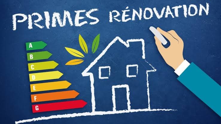 Texte Primes Rénovation, main dessinant une maison et échelle de performance énergétique sur fond bleu.