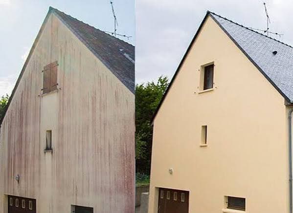 Avant et après le nettoyage d'une façade de maison beige couverte de traces rouges.